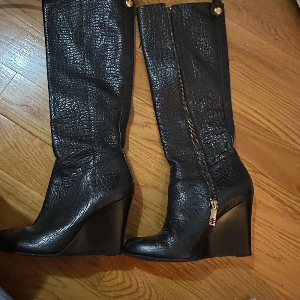 Tory Burch Dabney pebbled leather high wedge boots - Picture 2 of 5